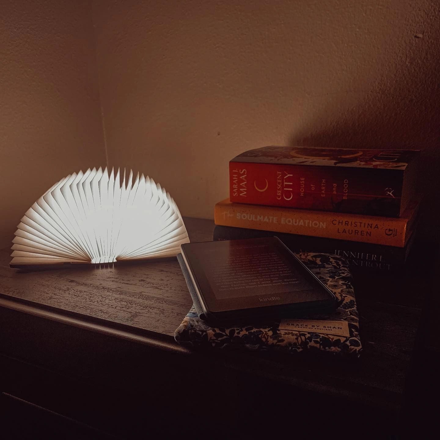 Tranquil Illumination Book Lamp - Gifteal